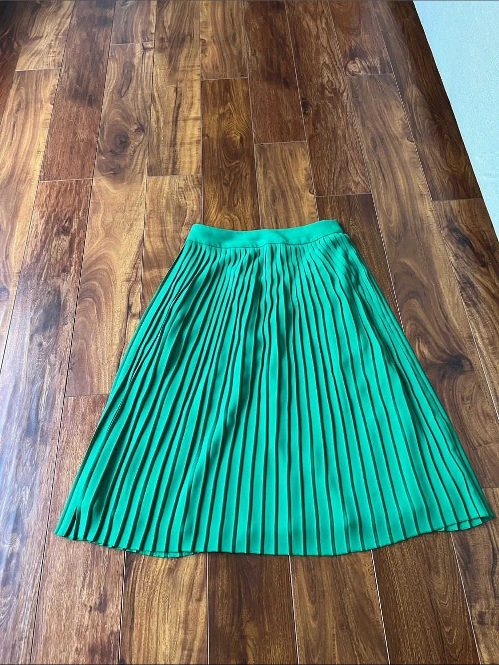 Classic Pleated Midi Skirt in Green